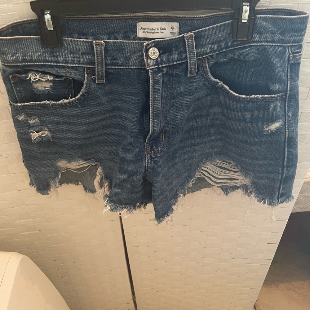 Great jean distressed shorts, very flattering! Great for summer!!!